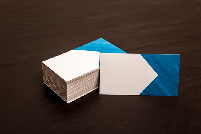 Επαγγελματικές κάρτες με ιδιαίτερο σχέδιο, άσπρου και μπλε χρώματος.