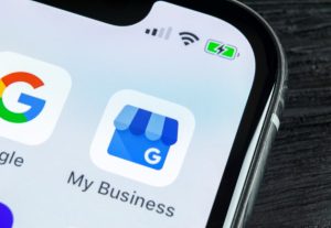 Θεματική εικόνα για το τι είναι το Google My Business. Οθόνη κινητού όπου εμφανίζεται η εφαρμογή του Google My Business.