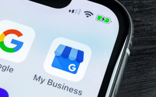 Θεματική εικόνα για το τι είναι το Google My Business. Οθόνη κινητού όπου εμφανίζεται η εφαρμογή του Google My Business.
